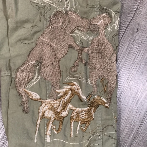 Miss Me Embroidered Horse/Stallions Olive Green Tons of Pockets Capris size M - Picture 2 of 10